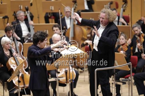 Deutsch-amerikanische Violinist Augustin Hadelich gastiert in Begleitung des WDR Sinfonieorchester Köln unter der Leitung des französischen Dirigenten Stéphane Denève in der Kölner Philharmonie (&copy; Thomas Brill)