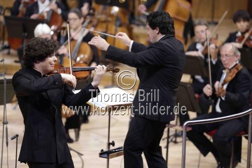 Deutsch-amerikanische Violinist Augustin Hadelich gastiert in Begleitung des WDR Sinfonieorchester Köln unter der Leitung des rumänischer Dirigenten Cristian Macelaru in der Kölner Philharmonie (© Thomas Brill)