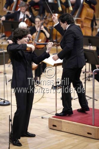 Deutsch-amerikanische Violinist Augustin Hadelich gastiert in Begleitung des WDR Sinfonieorchester Köln unter der Leitung des rumänischer Dirigenten Cristian Macelaru in der Kölner Philharmonie (© Thomas Brill)