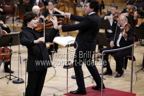 Deutsch-amerikanische Violinist Augustin Hadelich gastiert in Begleitung des WDR Sinfonieorchester Köln unter der Leitung des rumänischer Dirigenten Cristian Macelaru in der Kölner Philharmonie (© Thomas Brill)