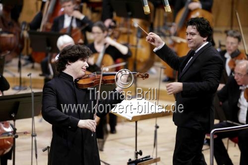 Deutsch-amerikanische Violinist Augustin Hadelich gastiert in Begleitung des WDR Sinfonieorchester Köln unter der Leitung des rumänischer Dirigenten Cristian Macelaru in der Kölner Philharmonie (&copy; Thomas Brill)