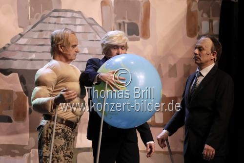 Ensemble spielt das Stück 