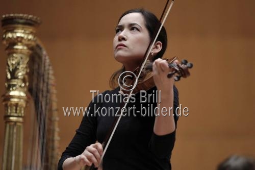Deutsche Violinistin Viviane Hagner begleitet die Staatskapelle Weimar unter der Leizung des schwedischen Dirigenten Stefan Solyom in der Philharmonie Kln (&copy; Thomas Brill)