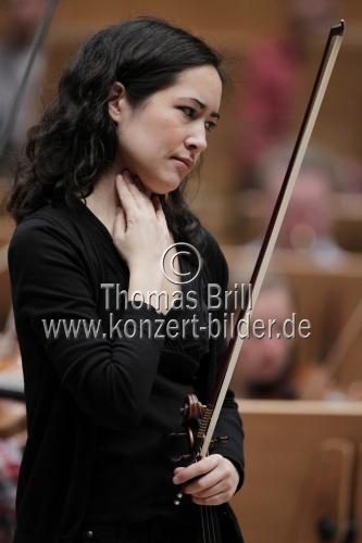 Deutsche Violinistin Viviane Hagner begleitet das Gürzenich Orchester Köln unter der Leizung des deutschen Dirigenten Dirk Kaftan in der Philharmonie Köln (&copy; Thomas Brill)