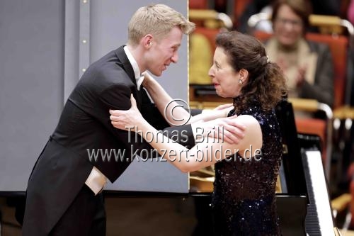 Kanadische Pianistin Angela Hewitt gastiert in Begleitung des Sinfonieorchester Wuppertal unter der Leitung des österreichischen Dirigenten Patrick Hahn in der Kölner Philharmonie (&copy; Thomas Brill)