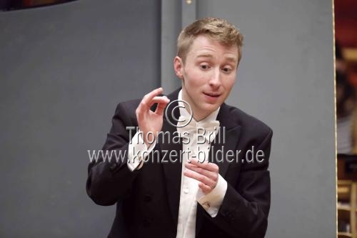 Österreichischer Dirigent Patrick Hahn leitet das Sinfonieorchester Wuppertal in der Kölner Philharmonie (&copy; Thomas Brill)