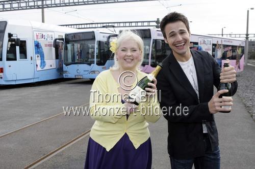 Maite Kelly und Daniel Berini bei der Champagner-Taufe der HAIRSPRAY Straßenbahn und Busse im KVB-Betriebshof in Köln-Merheim  (&copy; Thomas Brill)