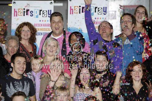 Hairspray-Einzug mit den drei Hauptdarstellern Uwe Ochsenknecht und Maite Kelly sowie Tetje Mierendorf in den Musical Dome Köln  (&copy; Thomas Brill)
