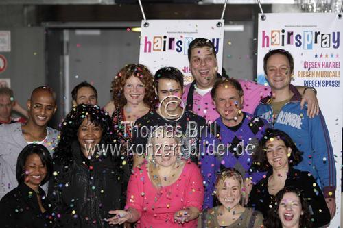 Hairspray-Einzug mit den drei Hauptdarstellern Uwe Ochsenknecht und Maite Kelly sowie Tetje Mierendorf in den Musical Dome Köln  (&copy; Thomas Brill)