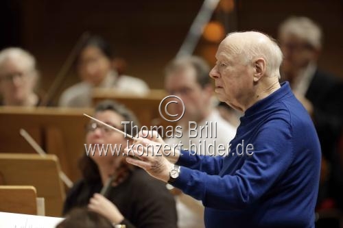 Niederländische Dirigent Bernard Haitink leitet das Chamber Orchestra of Europe in der Kölner Philharmonie (&copy; Thomas Brill)