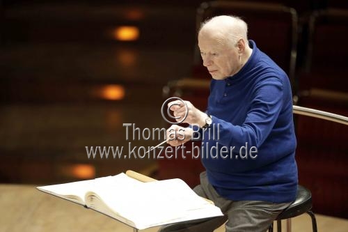 Niederländische Dirigent Bernard Haitink leitet das Chamber Orchestra of Europe in der Kölner Philharmonie (&copy; Thomas Brill)
