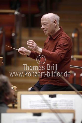 Niederländische Dirigent Bernard Haitink leitet das Symphonieorchester des Bayerischen Rundfunks in der Philharmonie Köln (&copy; Thomas Brill)
