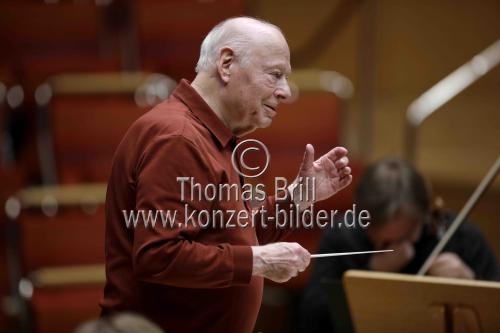 Niederländische Dirigent Bernard Haitink leitet das Symphonieorchester des Bayerischen Rundfunks in der Philharmonie Köln (&copy; Thomas Brill)