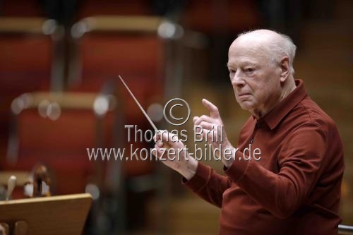 Niederländische Dirigent Bernard Haitink leitet das Symphonieorchester des Bayerischen Rundfunks in der Philharmonie Köln (&copy; Thomas Brill)