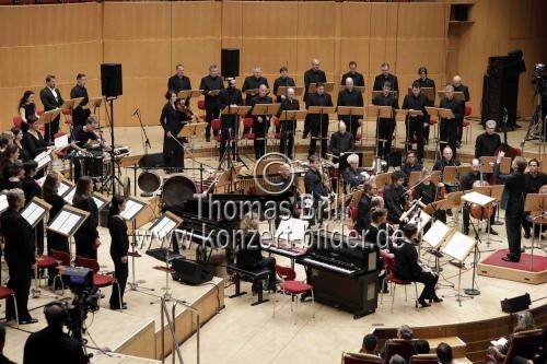 Niederländische Dirigent Bas Wiegers leitet das Asko|Schönberg-Ensemlbe in der Kölner Philharmonie (&copy; Thomas Brill)