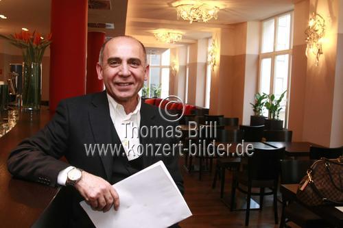 Müslüm Balaban ist der Inhaber des Kölner Cafe, Restaurant und Bar Hammerstein´s an der Ecke Ehrenstraße und Brinkgasse, Köln (© Thomas Brill)