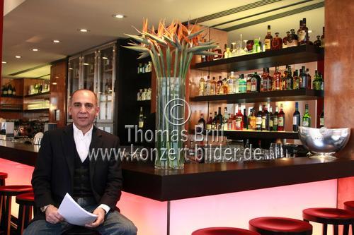 Müslüm Balaban ist der Inhaber des Kölner Cafe, Restaurant und Bar Hammerstein´s an der Ecke Ehrenstraße und Brinkgasse, Köln (© Thomas Brill)