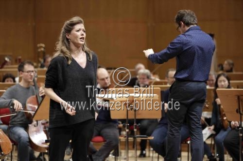 Kanadische Sopranistin Barbara Hannigan gastiert in Begleitung der Bamberger Symphoniker-Bayerische Staatsphilharmonie unter der Leitung des tschechischen Dirigenten Jakub Hrůša in der Kölner Philharmonie (&copy; Thomas Brill)