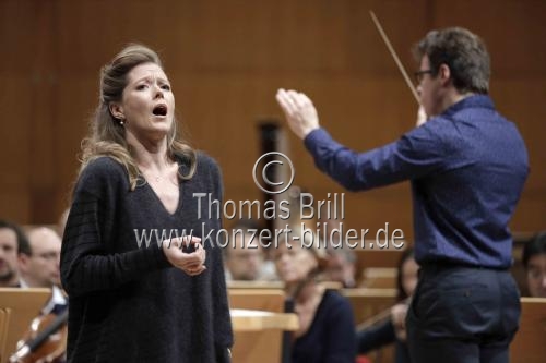 Kanadische Sopranistin Barbara Hannigan gastiert in Begleitung der Bamberger Symphoniker-Bayerische Staatsphilharmonie unter der Leitung des tschechischen Dirigenten Jakub Hrůša in der Kölner Philharmonie (&copy; Thomas Brill)