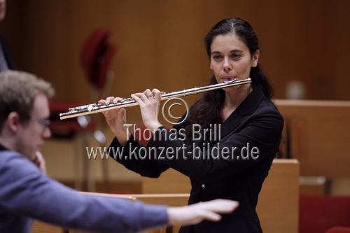 Britischer Dirigent Daniel Harding leitet das Mahler Chamber Orchestra in Begleitung des deutschen Violinisten Christian Tetzlaff und der italienischen Flötistin Chiara Tonelli in der Philharmonie Köln (&copy; Thomas Brill)