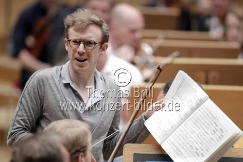 Britischer Dirigent Daniel Harding leitet die Wiener Philharmoniker in Begleitung des   deutschen Tenors Klaus Florian Vogt und des deutschen Bariton Matthias Goerne in der Philharmonie Köln (&copy; Thomas Brill)
