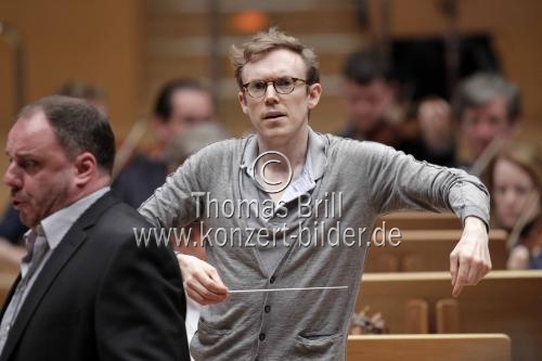 Britischer Dirigent Daniel Harding leitet die Wiener Philharmoniker in Begleitung des   deutschen Tenors Klaus Florian Vogt und des deutschen Bariton Matthias Goerne in der Philharmonie Köln (&copy; Thomas Brill)