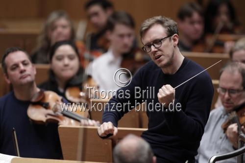 Britischer Dirigent Daniel Harding leitet das London Symphony Orchestra in der Philharmonie Köln (© Thomas Brill)