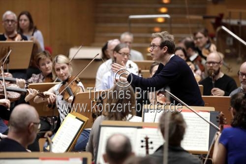 Britischer Dirigent Daniel Harding leitet das Swedish Radio Symphony Orchestra in der Philharmonie Köln (&copy; Thomas Brill)