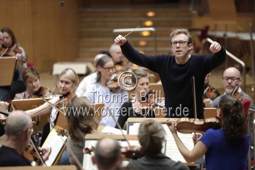 Britischer Dirigent Daniel Harding leitet das Swedish Radio Symphony Orchestra in der Philharmonie Köln (&copy; Thomas Brill)