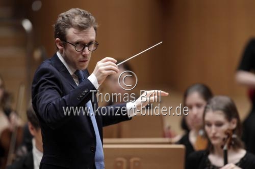 Britischer Dirigent Daniel Harding leitet das Mahler Chamber Orchestra in der Philharmonie Köln (&copy; Thomas Brill)