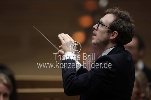 Britischer Dirigent Daniel Harding leitet das Mahler Chamber Orchestra in der Philharmonie Köln (&copy; Thomas Brill)