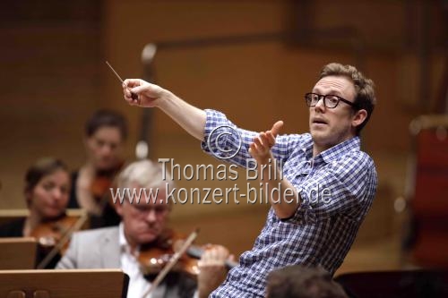 Britischer Dirigent Daniel Harding leitet das Königliches Concertgebouworchester Amsterdam in der Philharmonie Köln (&copy; Thomas Brill)