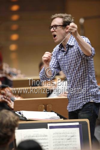 Britischer Dirigent Daniel Harding leitet das Königliches Concertgebouworchester Amsterdam in der Philharmonie Köln (&copy; Thomas Brill)