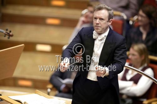 Der britische Dirigent Daniel Harding leitet die Wiener Philharmoniker in der Philharmonie Köln (&copy; Thomas Brill)