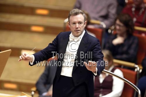 Der britische Dirigent Daniel Harding leitet die Wiener Philharmoniker in der Philharmonie Köln (&copy; Thomas Brill)