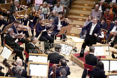 Der britische Dirigent Daniel Harding leitet die Wiener Philharmoniker in der Philharmonie Köln (&copy; Thomas Brill)