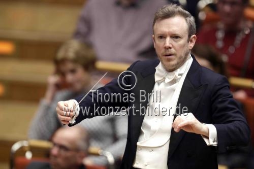 Der britische Dirigent Daniel Harding leitet die Wiener Philharmoniker in der Philharmonie Köln (&copy; Thomas Brill)