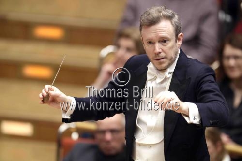Der britische Dirigent Daniel Harding leitet die Wiener Philharmoniker in der Philharmonie Köln (&copy; Thomas Brill)