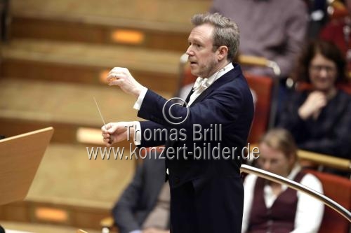 Der britische Dirigent Daniel Harding leitet die Wiener Philharmoniker in der Philharmonie Köln (&copy; Thomas Brill)