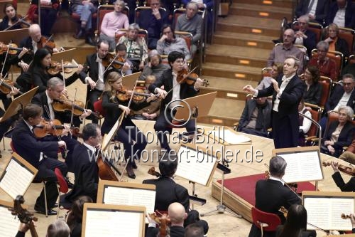 Der britische Dirigent Daniel Harding leitet die Wiener Philharmoniker in der Philharmonie Köln (&copy; Thomas Brill)