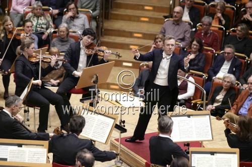 Der britische Dirigent Daniel Harding leitet die Wiener Philharmoniker in der Philharmonie Köln (&copy; Thomas Brill)