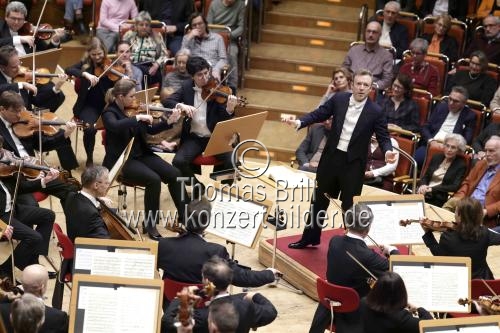 Der britische Dirigent Daniel Harding leitet die Wiener Philharmoniker in der Philharmonie Köln (&copy; Thomas Brill)