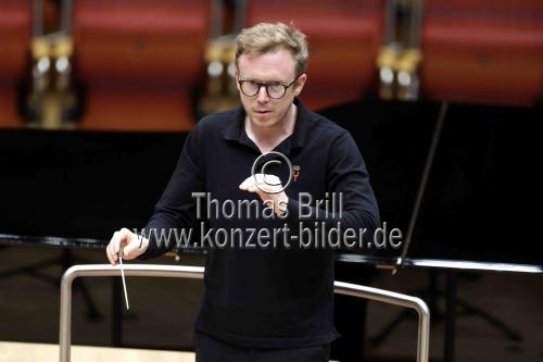 Britische Dirigent Daniel Harding leitet das Concertgebouworkest Young in der Kölner Philharmonie (© Thomas Brill)
