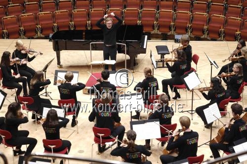 Britische Dirigent Daniel Harding leitet das Concertgebouworkest Young in der Kölner Philharmonie (&copy; Thomas Brill)