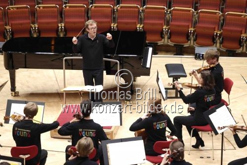 Britische Dirigent Daniel Harding leitet das Concertgebouworkest Young in der Kölner Philharmonie (&copy; Thomas Brill)