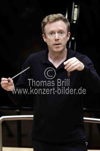 Britische Dirigent Daniel Harding leitet das Concertgebouworkest Young in Begleitung des britischen Pianisten Paul Lewis in der Kölner Philharmonie (&copy; Thomas Brill)