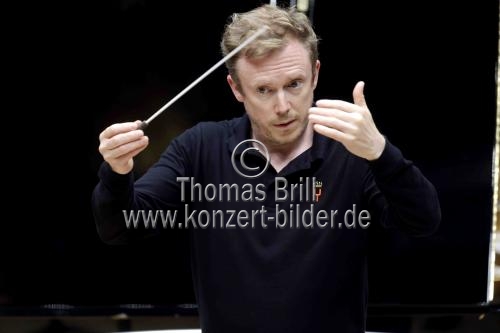 Britische Dirigent Daniel Harding leitet das Concertgebouworkest Young in Begleitung des britischen Pianisten Paul Lewis in der Kölner Philharmonie (&copy; Thomas Brill)