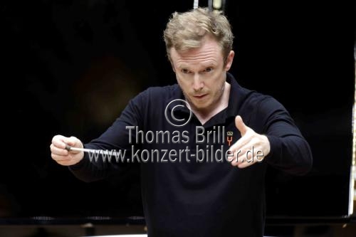 Britische Dirigent Daniel Harding leitet das Concertgebouworkest Young in Begleitung des britischen Pianisten Paul Lewis in der Kölner Philharmonie (© Thomas Brill)