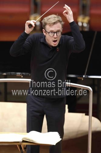 Britische Dirigent Daniel Harding leitet das Concertgebouworkest Young in der Kölner Philharmonie (&copy; Thomas Brill)