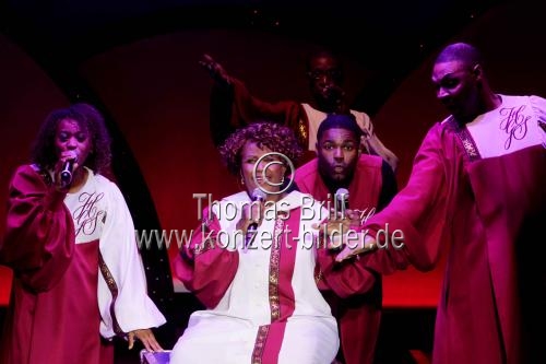 Queen Esther Marrow und The Harlem Gospel Singers + Band bei den Proben zum Auftakt ihrer Touching Spirit-Europa Tournee in der Showconcept-Halle Troisdorf (&copy; Thomas Brill)